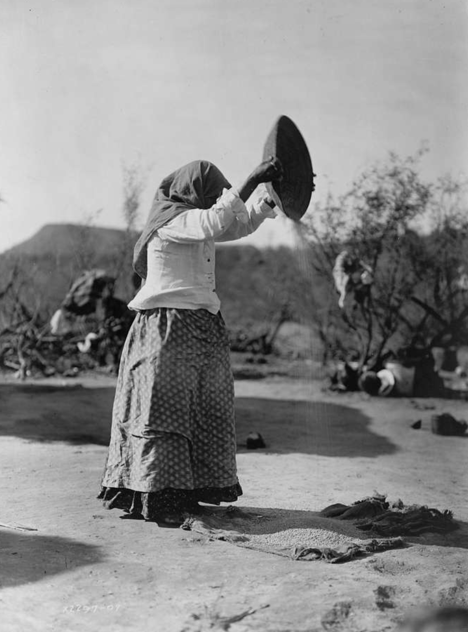 Papago woman winnowing – Edward S. Curtis, 1907 (CC0)